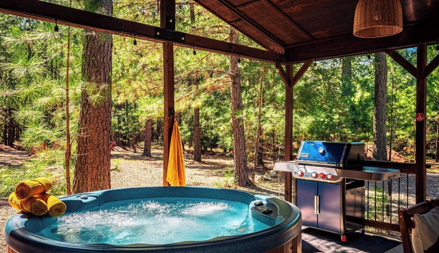 Modern Hochatown Cabin: 2 King Suites w/Private Baths, Hot Tub & Arcade