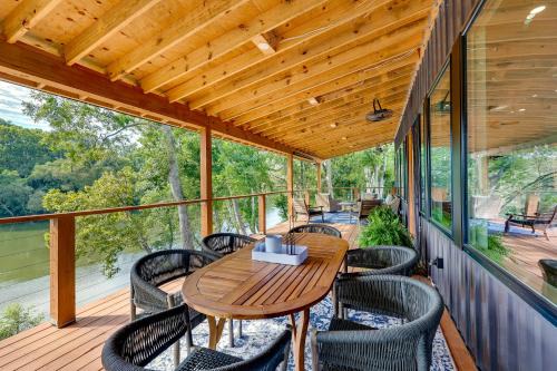Modern, Riverfront Family House w/Balcony & Grill