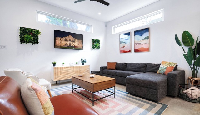 Modern SA Home Nr DT + River Walk + Alamo | WiFi