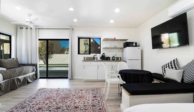 Modern Studio Suite w/Kitchen by Miracle Mile
