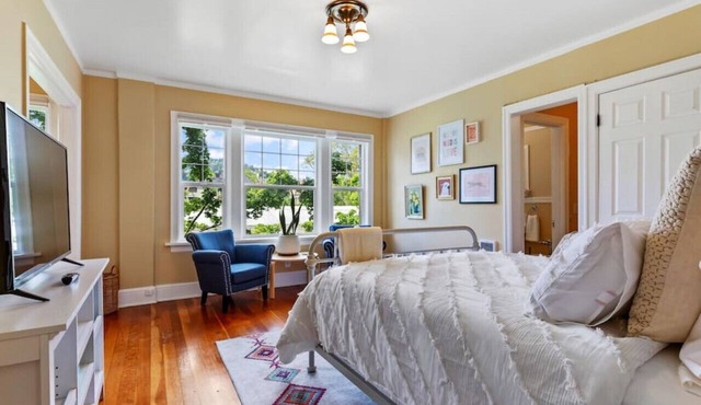 Monthly Rental - NW Studio w/A View - Close to Everything!