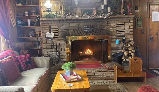 Mountain Cabin walking distance to Park and Brewery. Level off street parking.