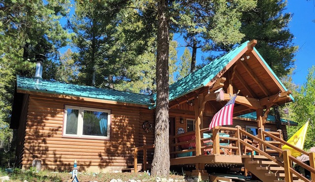 Mountain skiing hiking biking 2 B&B, stocked kitchen, 3TVs, front & back deck