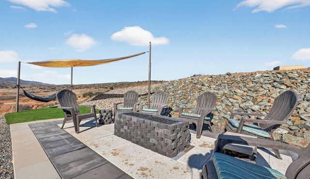 Mountain View Fire Pit + Hammock Loft and Office