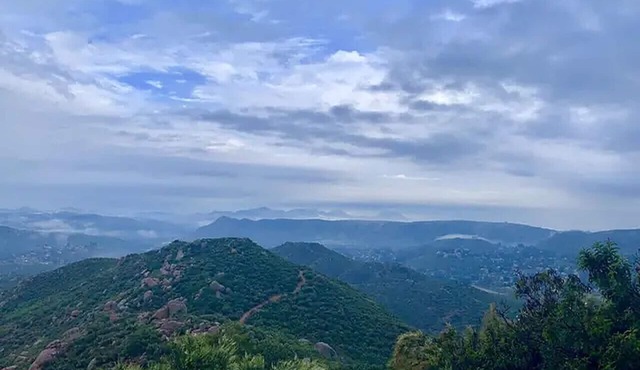 Mountain Views at Modern Cozy Wine Country Home, Steps Away from Hiking Trails