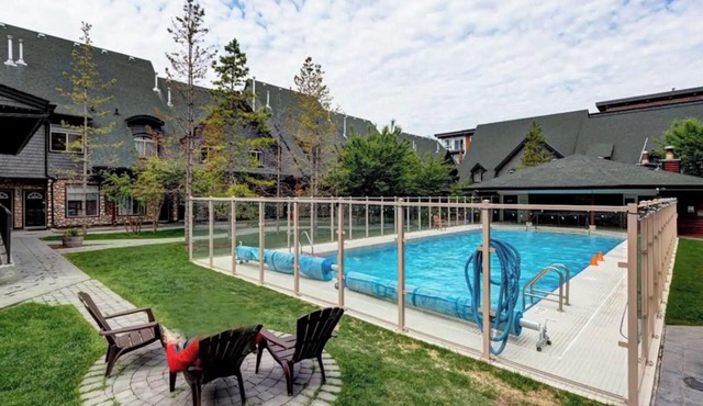 MS135- Sleep 8, 2BD, 2BT, Pool, Hot Tub, Coin Laundry, Parking Canmore Townhome