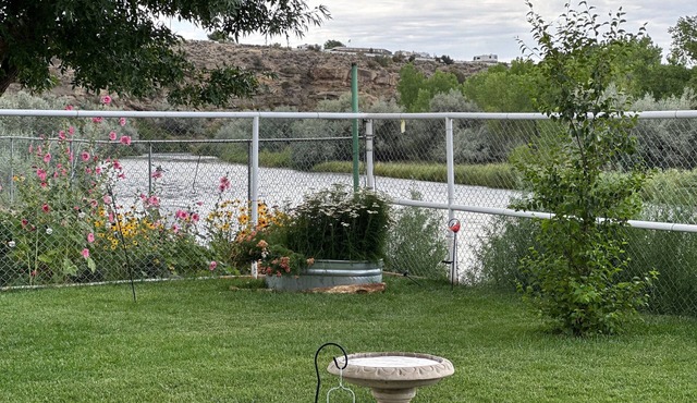 Navajo Dam Cabin, River Front, Fully Equipped "Bear Cabin" Sleeps 1 - 6 guests