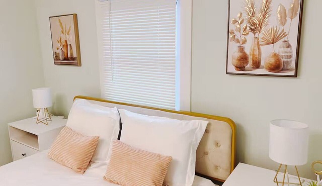 New 2BR 10 mins to DT Backyard Pets Friendly