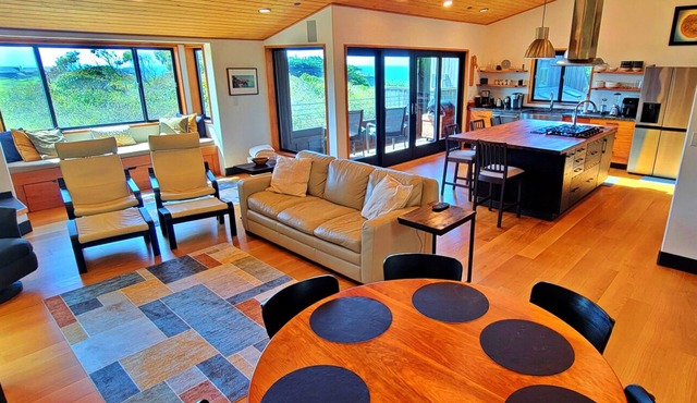 NEW 3BR/3Bath Ocean Views 2-min walk to Bluff Trail Close to Town