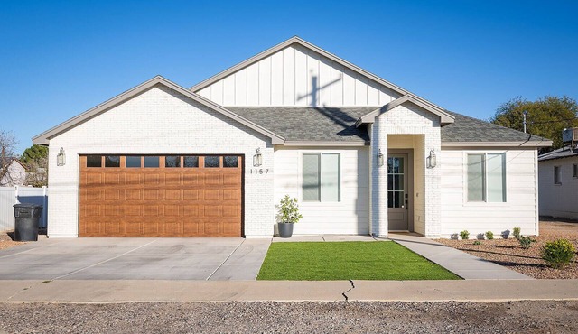 NEW BUILD Spacious 4-bedroom house with great location- sleeps 10