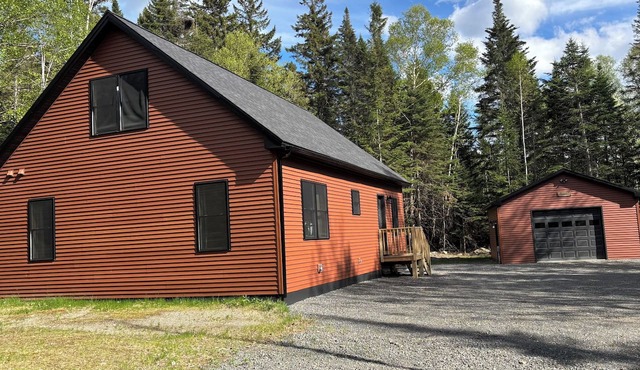 New Built! 2025 Cozy 3-bedroom chalet with water access to Rangeley Lake