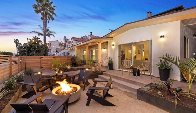 *NEW* Fire Pit | King Master | 3-Blocks to Beach in Cardiff Village