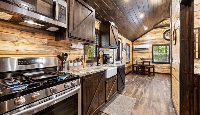 NEW LISTING Tiny cabin, full kitchen, private back deck, fire pit, near lake