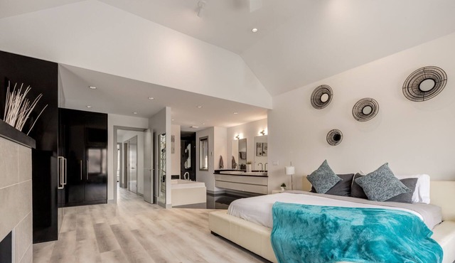 Newly Renovated Single Family Home w/Hot Tub, Garage & King Bed