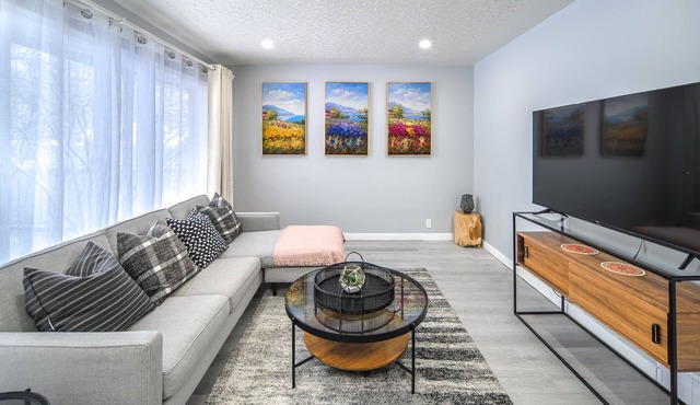 Newly Renovated Stylish & Romantic Home, 5 minutes to Downtown & Ctrain & 17 Ave