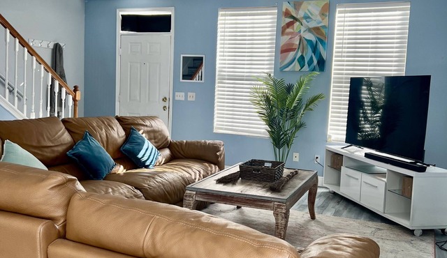 newly renovated, three-bed stylish town house walking distance to camping world