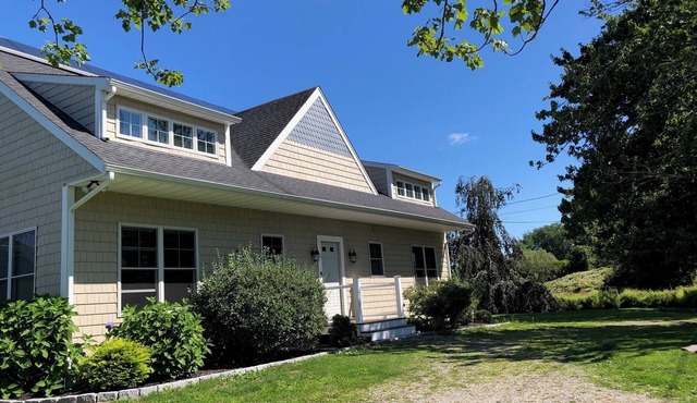 Next Door to Golf Course, Minutes to Beaches!