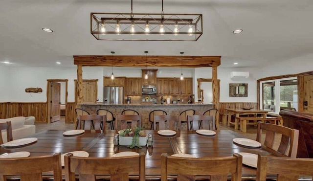 Oakridge Ranch: Pool + Hot-tub, Pickleball Court, Whiskey & Wine Room