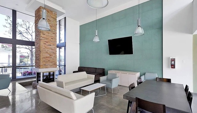 Oasis on PCH - Walk to VA Hospital or CSULB in Long Beach!
