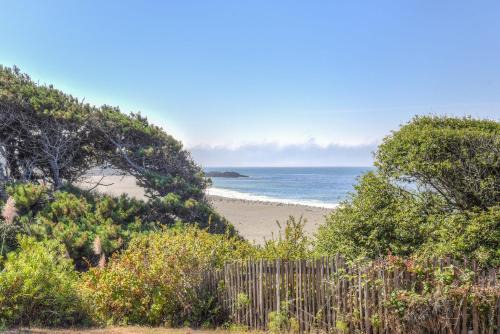 Ocean Bungalow - Tesla EV Station & Near Trails