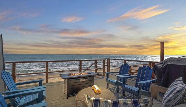 Ocean Front! Private beach, toes on the Sand! in Dana Point