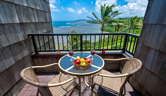 Oceanfront and updated, top floor, perfect for honeymoon