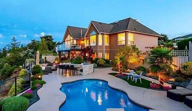 Oceanfront Gated Villa with pool & Hot tub in Nanaimo