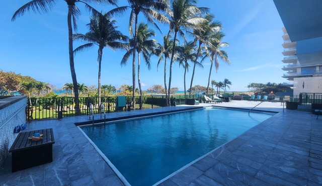 Oceanfront Luxury 2/2 With Views, Free Valet, Pool, Dogs Ok in Surfside