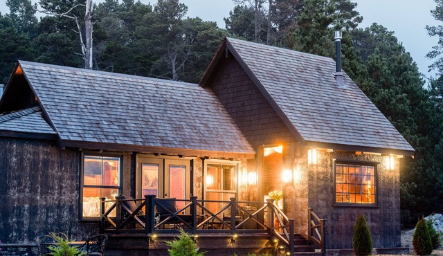 Oceanfront one-bedroom suite, Private Deck, Fire pit, - Minutes to Town
