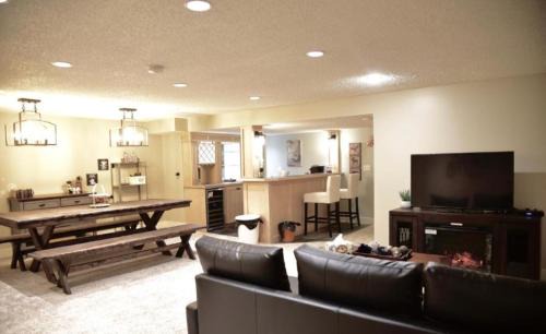 OFF CAMPUS UC Room