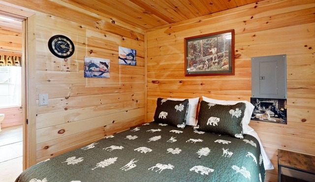 Off-Grid Cabin, 25 Acres, Firepit, Trails, Dogs Ok