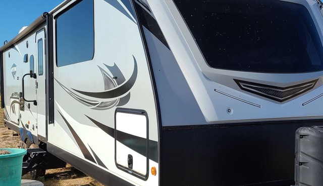 "Off-the-grid" Jayco 32KBS White Hawk camper trailer