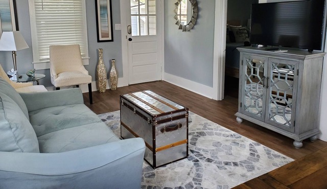 One bedroom getaway adjacent to Main Street and all the fun in downtown Dunedin!