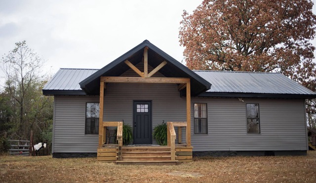 One Eyed Odie's Cozy 3-bed, 1-bath home with a relaxing hot tub.
