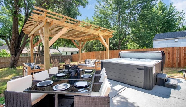 Opulent Oasis - Spa! Fire Pit! 3 Kings! Pool Table! Kids Area!