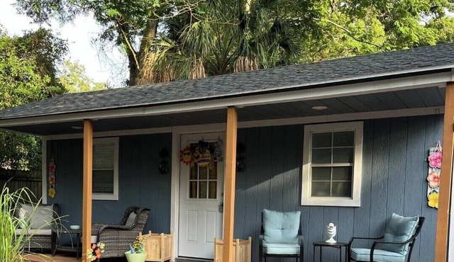 Orlando Tiny Home retreat Near Downtown with garden, with animals and AC.
