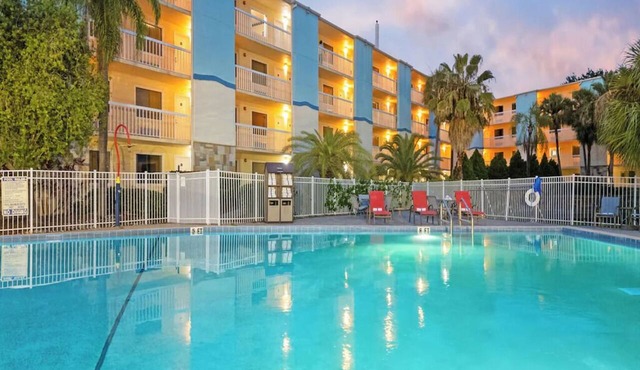Outdoor Pool & Breakfast | The Perfect Home Base for Universal Orlando Adventure