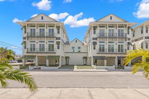 Oynx House & Jade House at the Gemma - 2 Amazing Homes Steps to Clearwater Beach