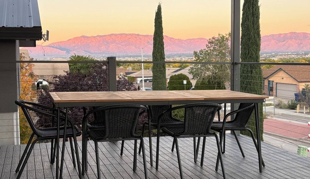 Palisades hills home with City Mountain View’s