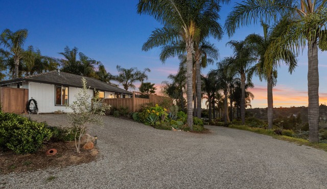 Palm & Oak - Detached Guest House - Mountain Views