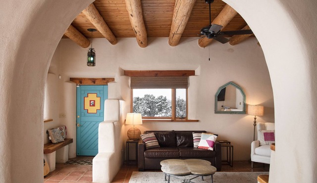 Peaceful Adobe Compound 2 Houses between Taos TSV - Mountain Views, Hot Tub