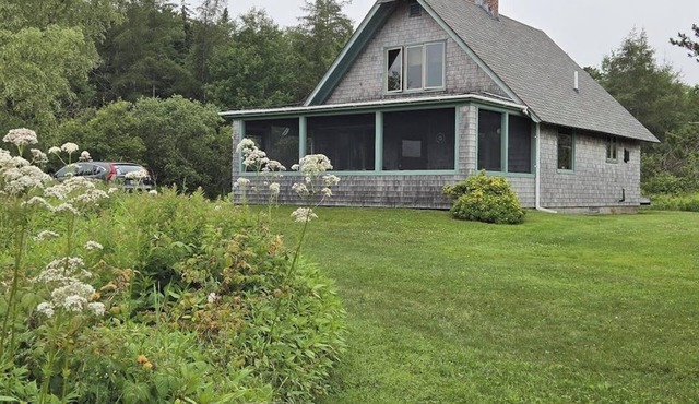 Peaceful coastal cabin with screened porch, water view of the cove, dog-friendly