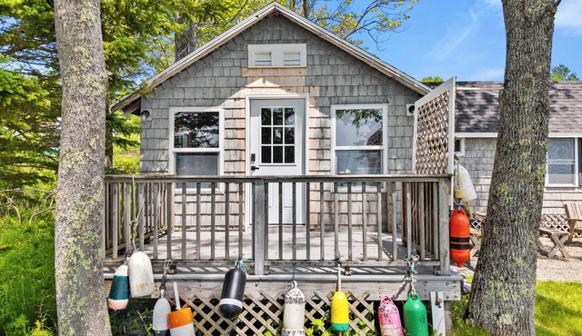 Peaceful Oceanfront 1-bedroom Cottage in Brooklin Stunning Sunsets