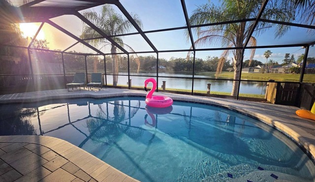 Peaceful Poolside Lake Home 15 Mins to Tampa