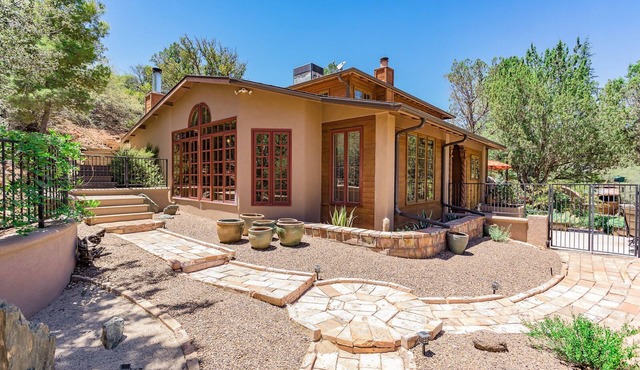 Peaceful, private, secluded wooded sanctuary located in the heart of Sedona. 5*