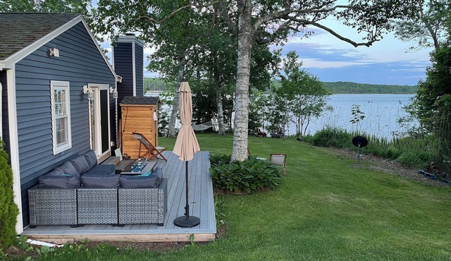 Peaceful waterfront home on quiet cove with outdoor sauna near shops & hiking