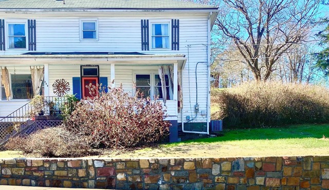Perfect Basecamp! 3b/3bath Historic Downtown 🏡