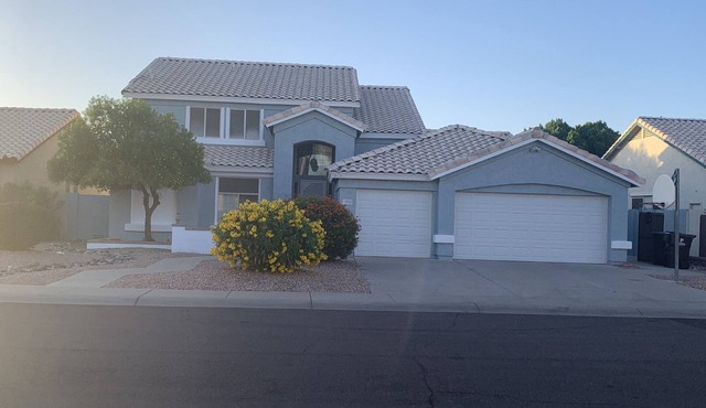 Perfect Location! 2 miles from Peoria Sports Complex Spring training!