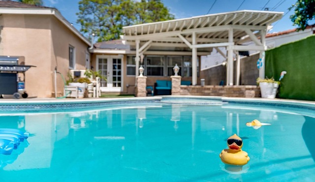Perfect Oasis w/Pool, jacuzzi, close to airports, beach, entertainment & more!