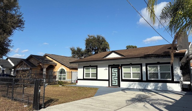 Perfect Tampa Getaway! 3 Bed, 2 Bath, Pergola, BBQ Grill & Spacious Yard.